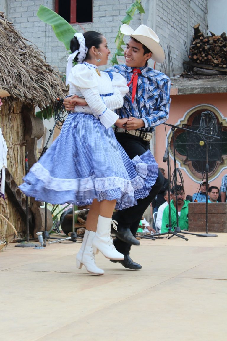 Ropa Country - Pareja mexicana bailando